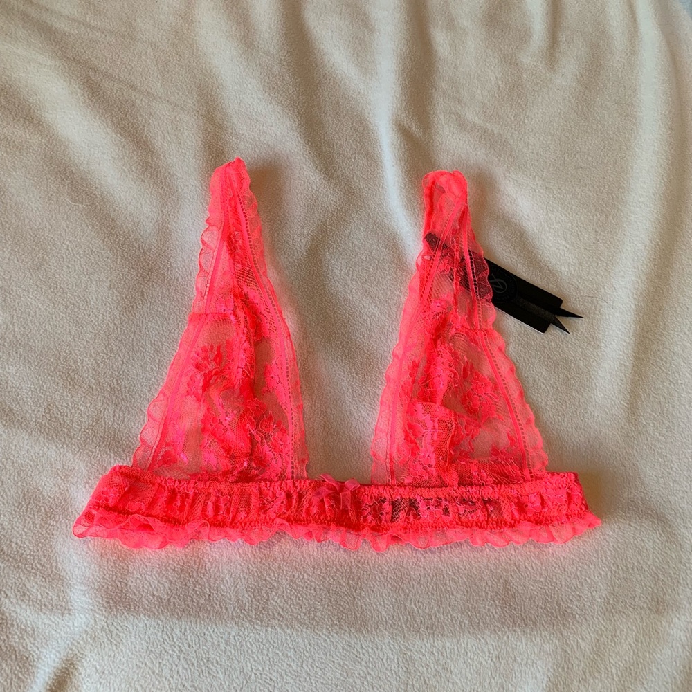 💕NWT VS Designer Shimmer Lace Plunge Bralette💕